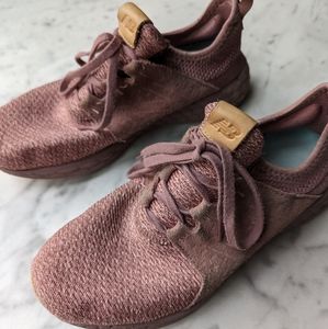 Women's new balance sneakers